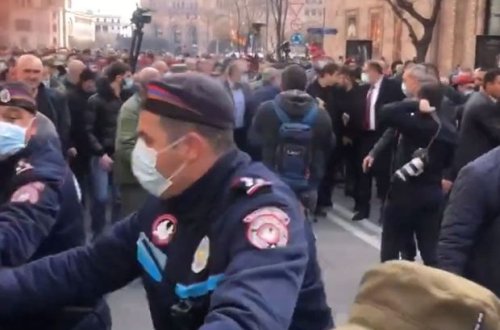 В Армении родные без вести пропавших продолжают держать в блокаде здание Минобороны