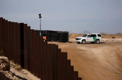 Байден продолжил строить стену Трампа и нарвался на критику