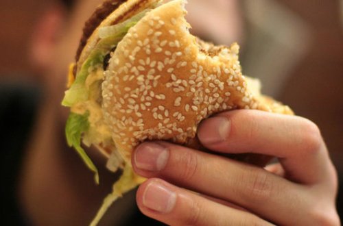 Сотрудник McDonald's снял на видео издевательства над клиентами