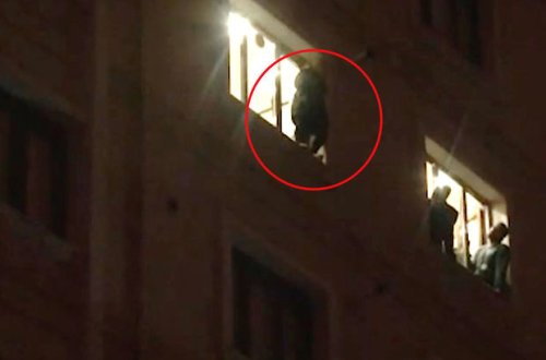 Gənc qadın insanların gözü qarşısında özünü beşinci mərtəbədən atdı - VİDEO