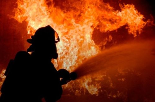 Bakıda gəmi yanır