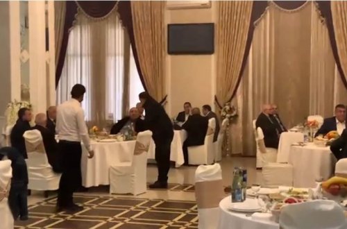 Bakıda polis gizlin keçirilən toy məclisinə girdi,görün, nələr oldu - VİDEO