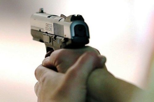 В Баку из пистолета обстреляли жилой дом