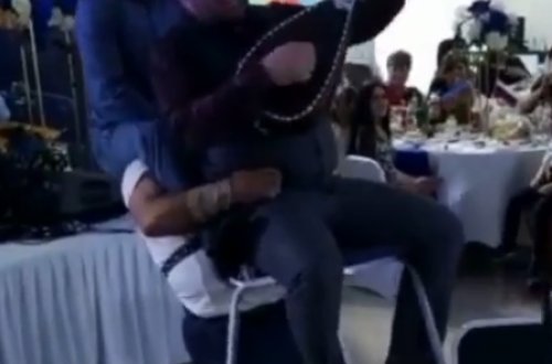 Toyda BİABIRÇILIQ: Aşıq Mübariz kişinin qucağında... - VİDEO