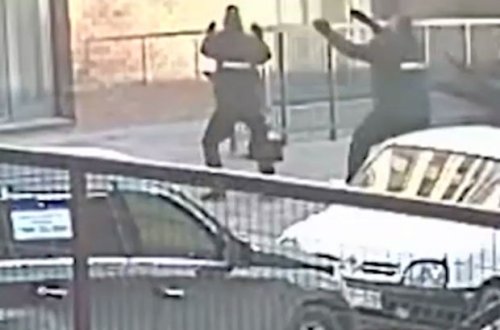 Təcavüzdən qurtulmaq üçün özünü pəncərədən atan qızı polislər tutdu - VİDEO