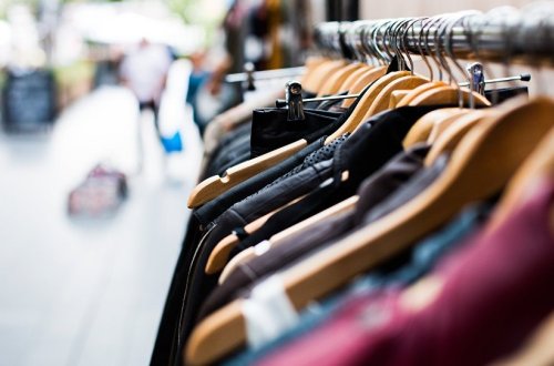 SOS: Bakıda narkotikləri və əxlaqsızlığı təbliğ edən uşaq geyimləri satılır