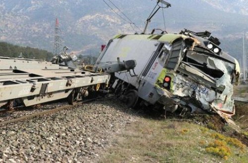 Türkiyədə yük qatarı relsdən çıxdı: Yaralananlar var - FOTO/VİDEO