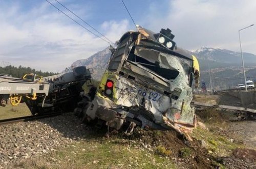 В Турции грузовой поезд сошел с рельсов, есть пострадавшие - ФОТО/ВИДЕО
