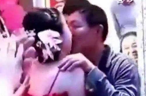 Toyda BİABIRÇILIQ: Qayınata gəlininin dodağından öpdü