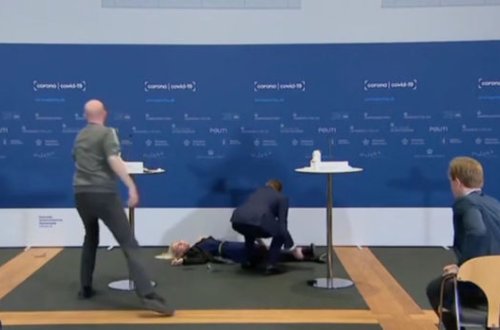 Danimarkalı məmur mətbuat konfransı zamanı huşunu itirdi – VİDEO