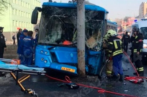 Sürücü infarkt keçirdi, sərnişinlə dolu avtobus dirəyə çırpıldı – ANBAAN VİDEO