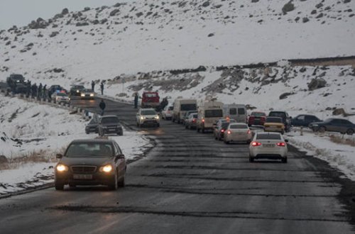 Ermənistanda sürücü avtomobillə hərbçilərin üzərindən keçdi: Ölənlər və yaralılar var