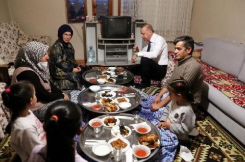Ərdoğan vətəndaşın evində iftar açdı, ailəyə tablet bağışladı - FOTOLAR