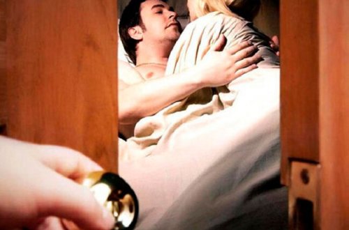 Sevdiyi qızı xəyanət edərkən tutdu - Evlərinə getdi... - VİDEO