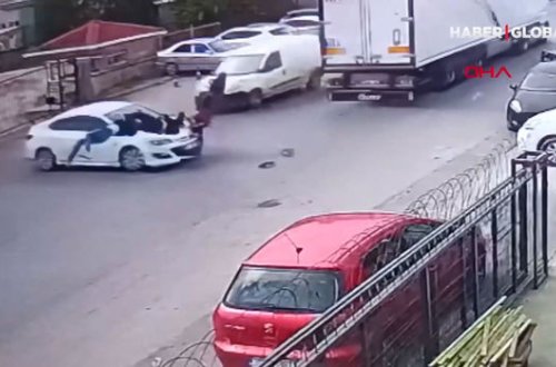 İstanbulda dəhşətli motosiklet qəzası: İki nəfər zərbənin gücündən bir neçə metr kənara uçdu - ANBAAN VİDEO