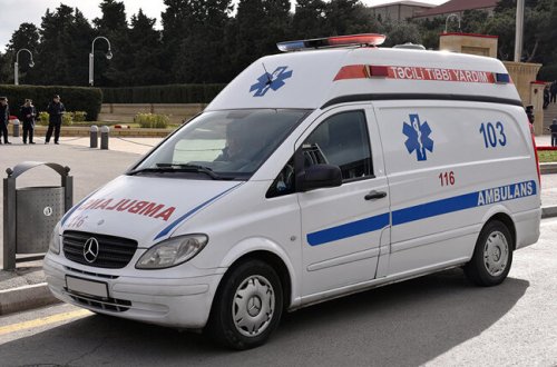 Azərbaycanda DƏHŞƏT: Qadın bacısını bıçaqladı