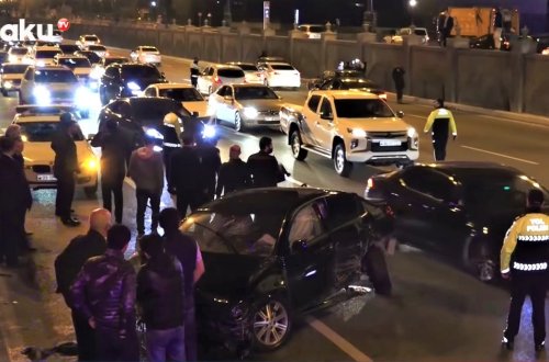 Bakıda gecə 4 avtomobilin toqquşduğu ağır qəzadan görüntülər - VİDEO