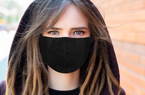 Врач порекомендовал отказаться от тонального крема при ношении масок - ВИДЕО