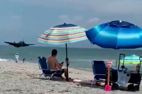 Военный самолет приземлился на пляже в нескольких метрах от отдыхающих - ВИДЕО