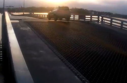 Avtomobili ilə açılan körpüdən tullandı - VİDEO