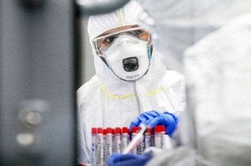 Koronavirusa yoluxan həkim xəbərdarlıqlara məhəl qoymadı, iş otağında saxlanıldı