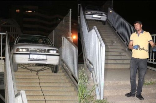 Avtomobilini piyada körpüsündən keçirməyə çalışdı, ilişib qaldı - FOTO/VİDEO