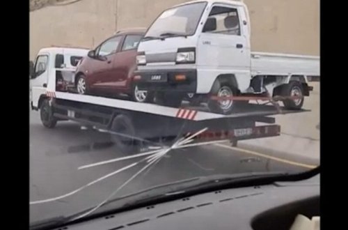Bakıda görünməmiş hadisə: Evakuatorun üstündə iki maşın - VİDEO