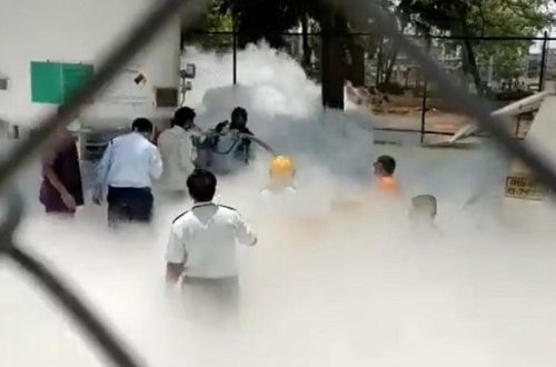 Hindistanın COVID xəstəxanasında faciə: 24 xəstə boğularaq ölüb - VİDEO