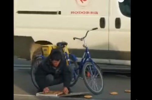 Moskvada kuryer yola dağılmış pizzanı yerdən yığdı - VİDEO