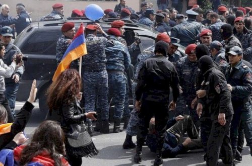 Yerevanda aksiya: Etirazçılar özlərini hökumət binasına qandalladı