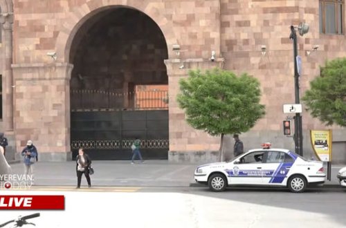 Полиция задерживает приковавшихся к дверям кабмина Армении оппозиционеров - ВИДЕО