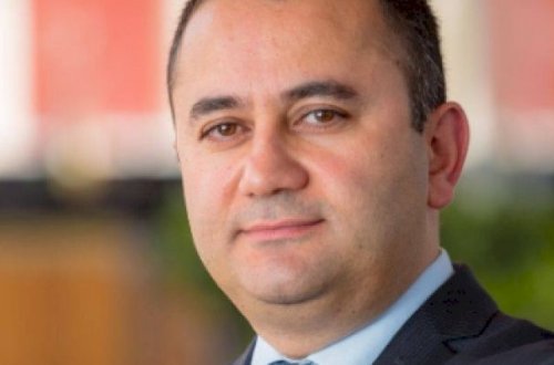 Nazir müşaviri ictimai qınaqdan qorxdu – Statusunu sildi