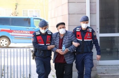 Evə gələn qayınata gəlinini sevgilisi ilə yataq otağında tutdu