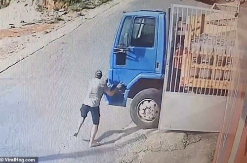 Yük maşınının sürücüsündən cəsur hərəkət: Həyatını təhlükəyə ataraq faciənin qarşısını aldı - VİDEO