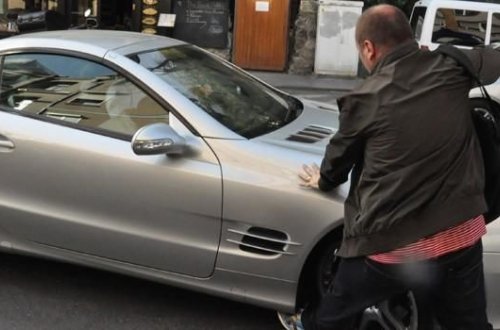 Ədavəti olduğu şəxsin avtomobilini dəmir dəyənəklə yararsız hala saldı - VİDEO