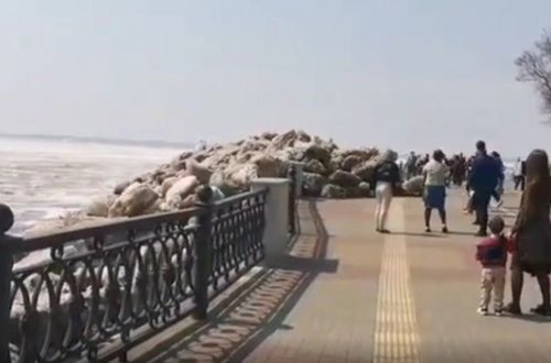 Rusiyada buz axını sahilə “hücum çəkdi” - VİDEO