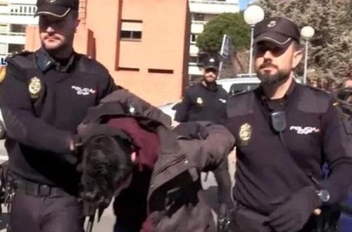 Anasını öldürüb, cəsədini itinə yedizdirdi