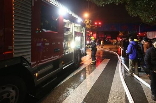 В Шанхае восемь человек погибли при пожаре на промышленном объекте