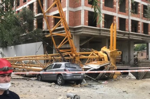 Bakıda yükqaldırıcı qurğu aşıb: Ölən və yaralanan var