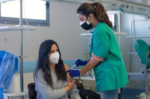 Rusiyada koronavirusa qarşı peyvənd vurduranlara fərqlənmə nişanları veriləcək