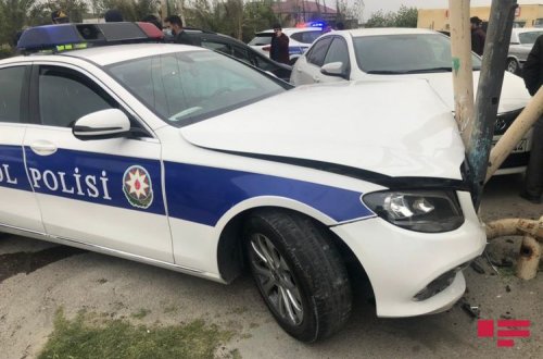 YPX avtomobili qəzaya düşüb, polis əməkdaşı xəsarət alıb - FOTO