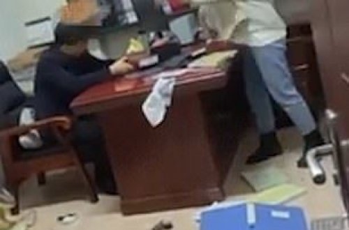 Əxlaqsız təklifinə görə müdirini döşəməsilənlə döydü – VİDEO