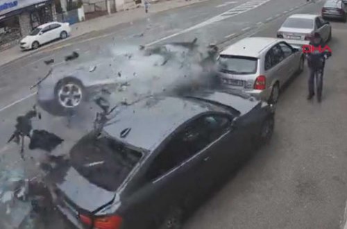 Aşan avtomobil yol kənarında olan digər nəqliyyat vasitələrini də yararsız hala saldı - VİDEO