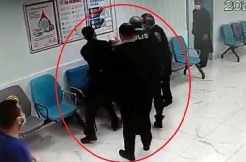 Döyülərək xəsarət alan kişi xəstəxanada polisə hücum etdi - VİDEO