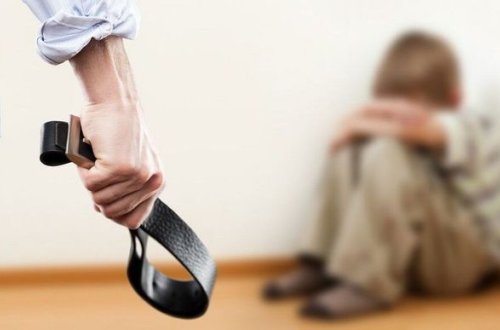 Azərbaycanda kişi azyaşlı ögey oğluna işgəncə verdi