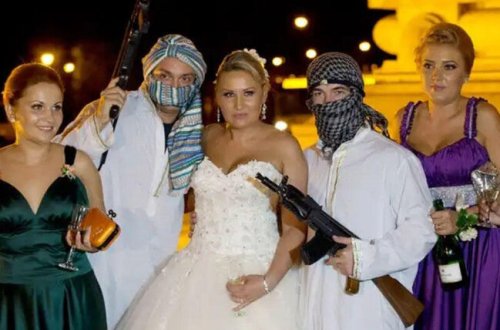 Gəlinin üstünə iylənmiş yemək töküb küçədə gəzdirirlər - Bu ölkədə toy adətidir