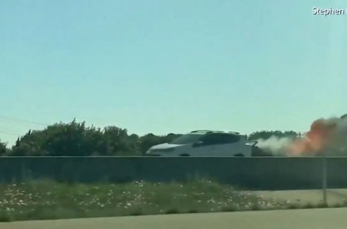 Yolda qalan avtomobildə güclü partlayış - VİDEO