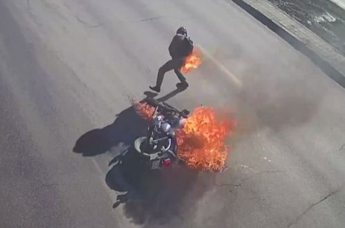 Qəzaya uğrayan motosikl sürücüsü alovlara büründü - VİDEO