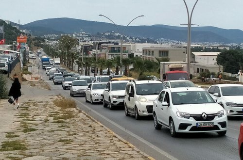 Türkiyədə tam qapanma oldu, minlərlə insan Bodruma axın etdi