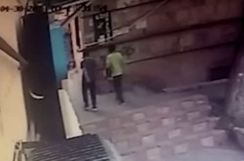 Bakıda yeniyetmənin başına daş düşməsinin anbaan VİDEOSU